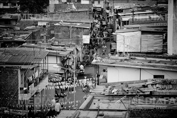 VIATA IN MAHALALE de Bogdan Dinca Pune este unul din cele mai dezvoltate orase din India. Companiile straine de IT au facut aici investitii majore in ultimii ci... Foto: Bogdan Dinca.