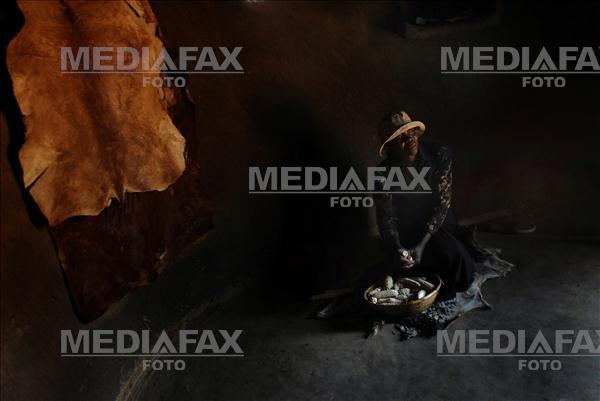 In satele din Zimbabwe, bucataria este coliba rotunda, facuta din lut si cu acoperis din paie. Principala sursa de lumina este usa asa incat oricine intra se po... Foto: MIHAI VASILE.