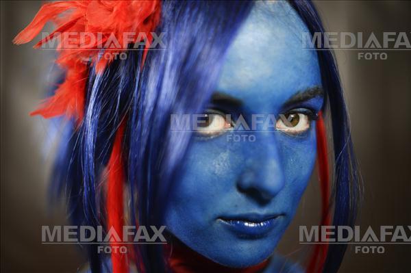 Stefana Sora, 18 ani, costumata si machiata pentru a reprezenta personajul Evelynn din jocul League of Legends, priveste spre camera foto, in timpul DreamHack 2... Foto: Octav Ganea.