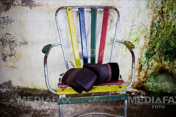O pereche de manusi de box poate fi vazuta in sala de antrenament ce apartine CSM Sibiu, luni, 28 iulie 2014. Sportivii se antreneaza in conditii improprii spor... Foto: Ovidiu Dumitru Matiu.