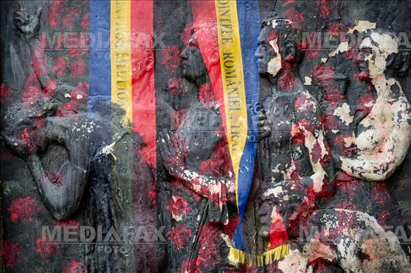 Imagine cu expunere dubla, compusa dintr-un basorelief, realizat de Ioan Iordanescu, ce decoreaza peretii Crematoriului Uman Cenusa si o coroana de flori depusa... Foto: Andreea Alexandru.