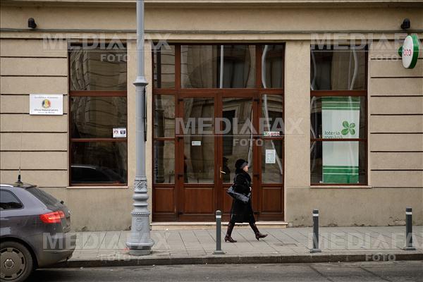 O femeie trece prin fata Oficiului National pentru Jocuri de Noroc, in Bucuresti, vineri, 30 ianuarie Foto: Mihai Dascalescu.