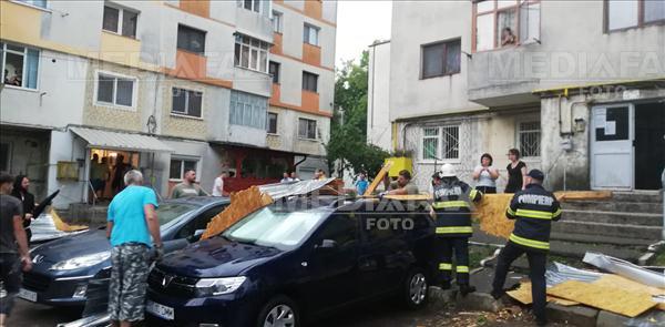 Mai multe imobile si autoturisme au fost avariate in timpul unei furtuni puternice, ce a avut loc in judetul Bihor, miercuri, 28 iulie 2021. IGSU Foto: IGSU.