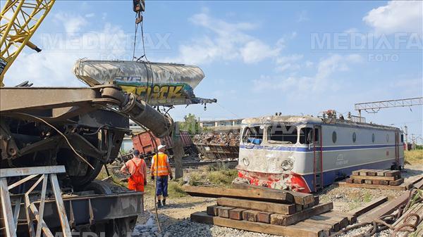 Locomotive, vagoane si material rulant sunt ridicate din zona in care doua trenuri de marfa s-au ciocnit, la Fetesti, pe Magistrala M 800 Bucuresti – Constanta... Foto: Mediafax Foto.