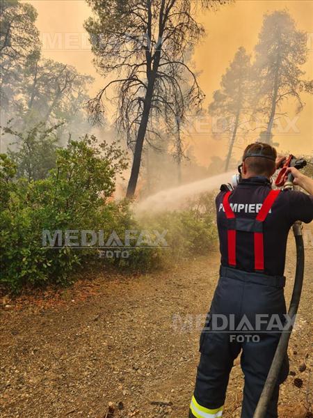 Pompieri romani participa la stingerea focarelor de incendii din insula Evia, Grecia, luni, 9 august 2021. IGSU Foto: IGSU.
