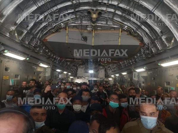 Mai multi cetateni straini, contractori si membri ai unor misiuni diplomatice aflati in Afganistan, sunt imbarcati intr-o aeronava militara de transport, pe aer... Foto: Mediafax.