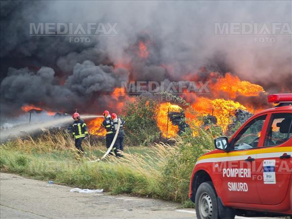 Pompierii intervin pentru stingerea unui incendiu izbucnit la un depozit de ambalaje din plastic, in apropierea orasului Alba Iulia, marti, 17 august Foto: IGSU.