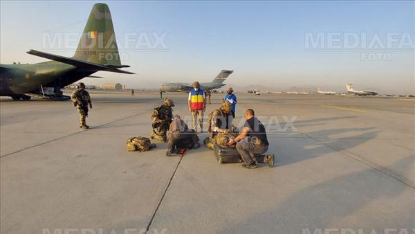 Un al doilea zbor a fost efectuat de o aeronava militara de transport a For?elor Aeriene Romane, la Kabul, de unde a preluat un cetatean roman, precum ?i trei c... Foto: Mediafax.