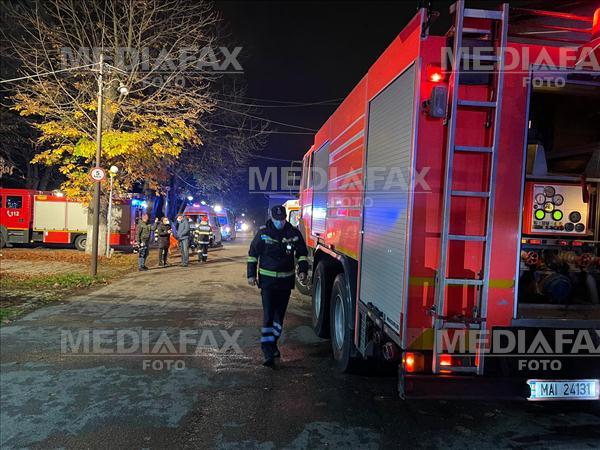 Pompieri intervin la un un incendiu izbucnit la Spitalul de Boli Infectioase Ploiesti, unitate suport COVID, joi, 11 noiembrie Foto: IGSU.