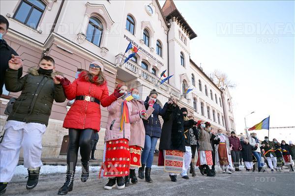 Mai multe persoane iau parte la festivitatile prilejuite de sarbatorirea Zilei Unirii Principatelor Romane, luni, 24 ianuarie 2022, la Lugoj Foto: Gabriel Brezeanu.