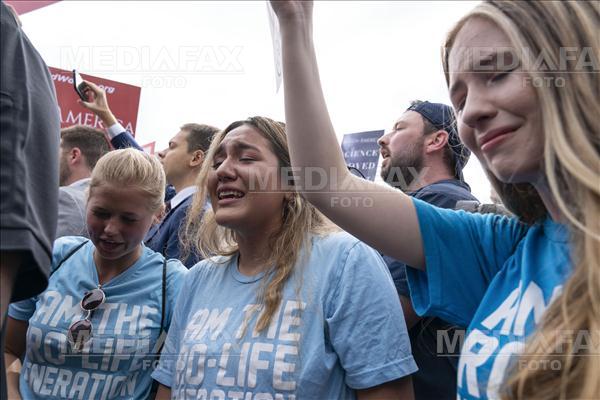 Anti-abortion protesters react after the Supreme Court overturned Roe v, Wade, as they gather outside the Supreme Court in Washington, Friday, June 24, 2022. Th... Foto: AP/Jose Luis Magana.