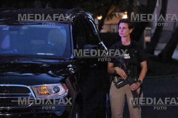 An armed Secret Service agent stands outside an entrance to former President Donald Trump`s Mar-a-Lago estate, Monday, Aug. 8, 2022, in Palm Beach, Fla. Trump s... Foto: AP/Terry Renna.